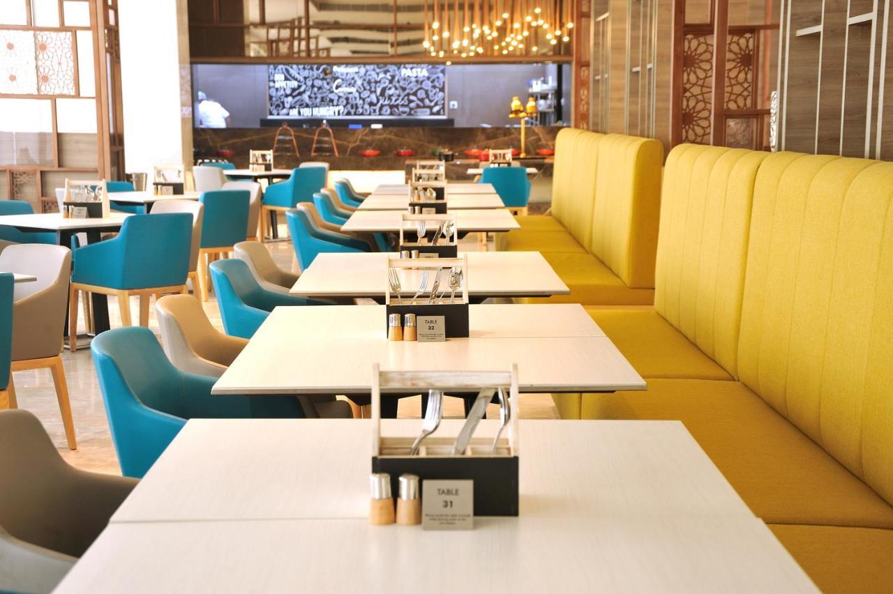 ホリデー イン グルグラム セクター 90 グルガウン エクステリア 写真 The interior of the restaurant