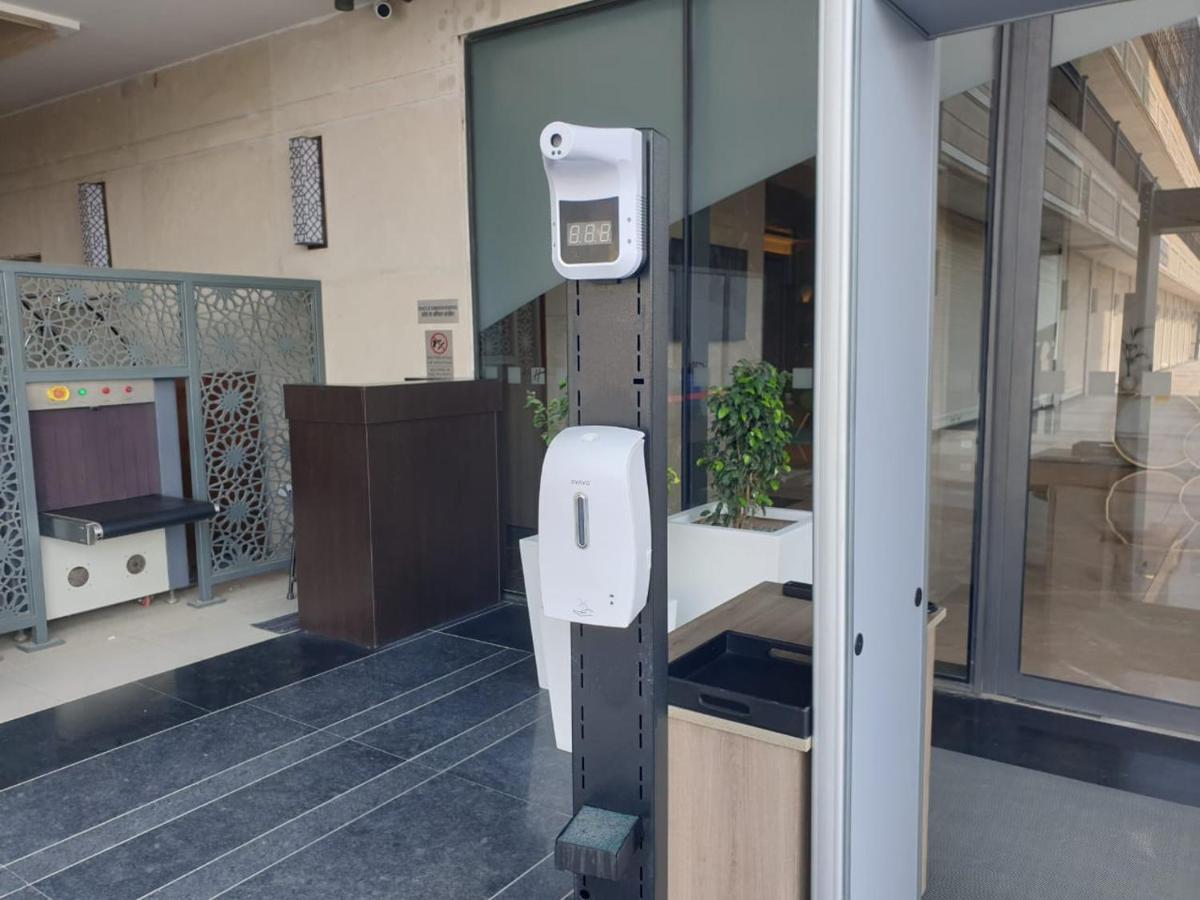 ホリデー イン グルグラム セクター 90 グルガウン エクステリア 写真 A temperature measuring device at the entrance of a hospital in Wuhan, China