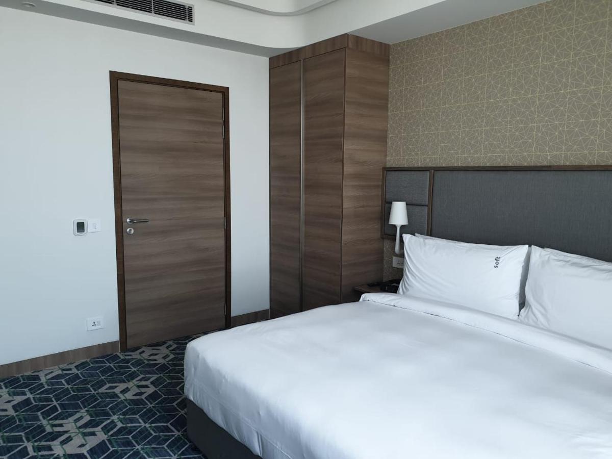 ホリデー イン グルグラム セクター 90 グルガウン エクステリア 写真 A bedroom at the hotel