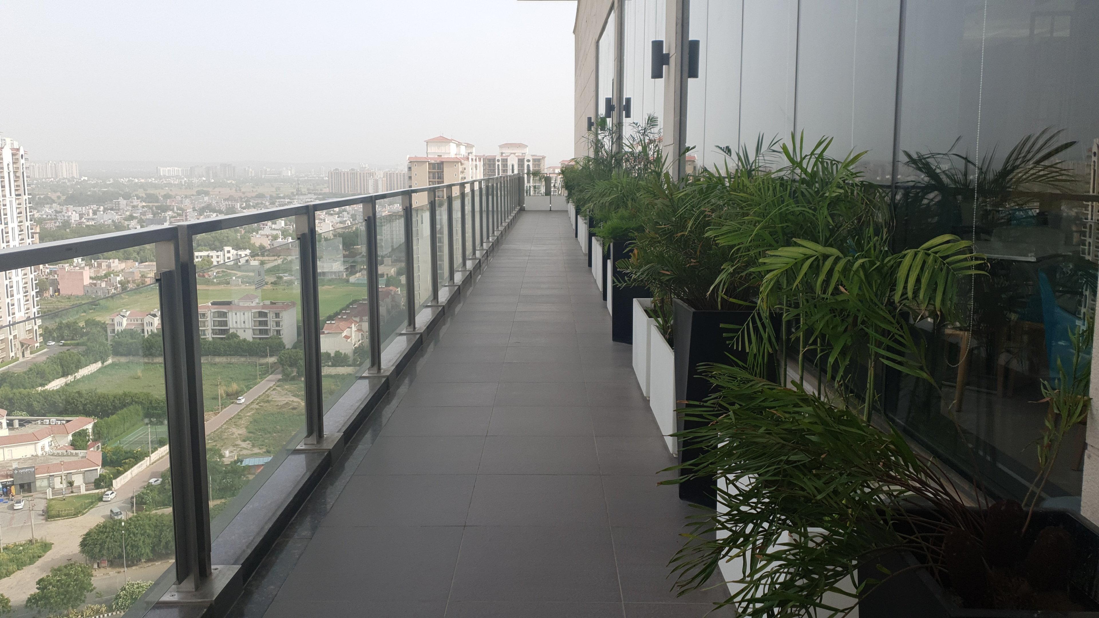 ホリデー イン グルグラム セクター 90 グルガウン エクステリア 写真 A balcony in a residential building in India