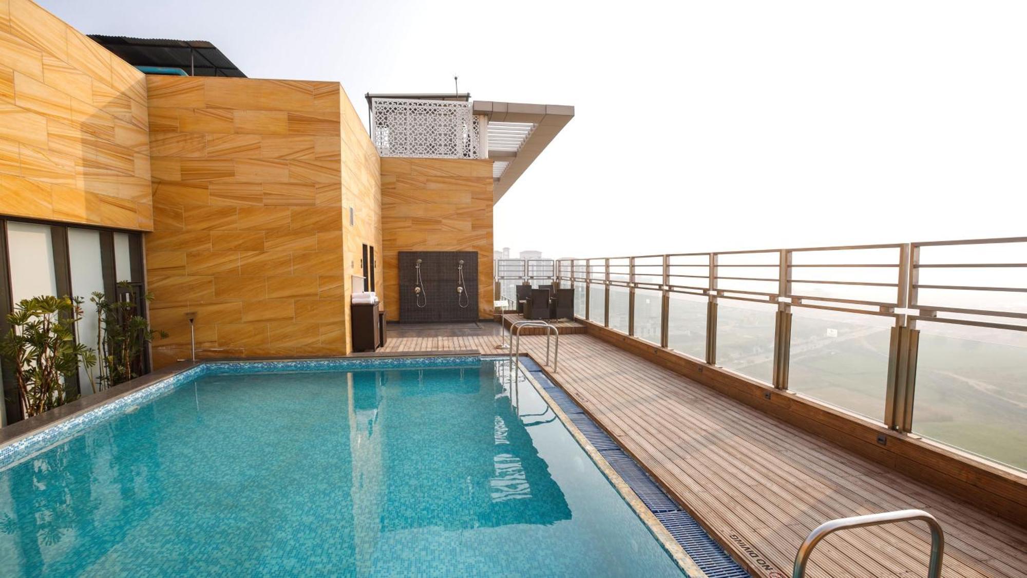 ホリデー イン グルグラム セクター 90 グルガウン エクステリア 写真 Rooftop pool at the Taj Bengal